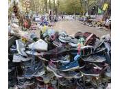 Boston, decine scarpe ginnastica ricordo dell’attentato alla maratona