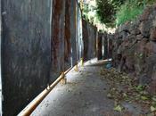 cuniculo degli stupratori: orrida infilata plance mette fuori intero marciapiede. curva, notte, luogo ideale agguato!