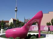 Berlino, femministe contro Barbie. vita plastica fantastica.