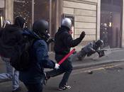 Foto giorno dicembre 2010 caccia all'agente negli socntri roma polizia black bloc