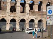 Ancora segnalazioni colosseo! sarebbe area pedonale, solo carrozze cavalli possono transitare. eppure guardate quella camionetta... poco piu' un'auto pizzardoni...
