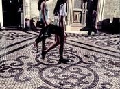 Occhiali, gambe finta indifferenza “calçada” portoghese Glasses, legs feigned indifference “calçada portuguesa”