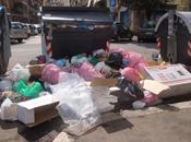 quartiere marconi, dove umani fanno concorrenza ratti. ecco come vive immersi nell'immondizia fino collo senza curarsene minimamente.