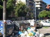 fermata della metro sommersa immondizia! all'aurelio, come tanti altri quartieri roma, l'ama passa