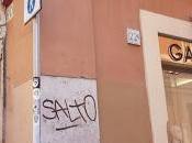 Ecco quali condizioni ridotto tridente! zona piu' elegante centro roma, insudiciata scritte, affissioni cartoni marocchini