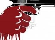 Alessandria Ventenne ruba pistola spara passanti feriti
