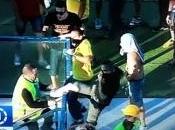 vergogna! Tifosi Lecce aggrediscono steward durante invasione campo!
