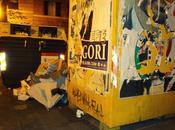 Ancora pasticci merulana: montagnole immondizia cartoni, residui manifesti abusivi. orrore!