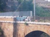 L'ex bellissimo ponte ferroviario doveva diventare belvedere, diventato accampamento abusivo pochi metri Pietro. Foto atroci