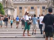 Colosseo libero dagli abusivi finalmente. Vero, frattempo cosa succede Piazza Venezia, Campidoglio Vittoriano