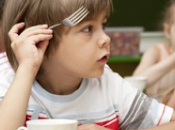 L'allarme pediatri: "Famiglie crisi, bimbi mangiano prodotti scarsa qualità"