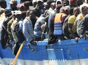 Lampedusa, protesta pacifica migranti. Soccorso barcone bordo