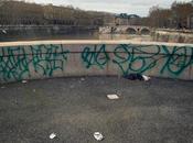 Suggestivo affaccio tevere ponte garibaldi. scritte pattume, affacciarsi esperienza incubo. solo stomaci forti!