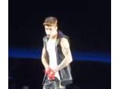 Justin Bieber infila smartphone pantaloni (Video)