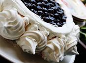 Cheesecake amarene meringhe francesi. cheesecake with sour cherries meringue french base pastry cooked.