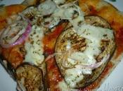 Pizza vegetariana melanzane, erbe aromatiche cipolla