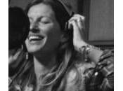 Gisele Bündchen canta Kinks H&amp;M (video)