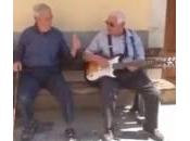 L’Aquila, abitanti borgo cantano “Hot Stuff” Donna Summer (video)