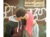 Egitto, bacio strada protesta: foto divieti islamici