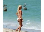 Victoria Silvstedt micro bikini bianco sulla spiaggia Miami (foto)