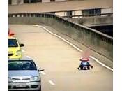 Brasile, bambino anni triciclo autostrada Janeiro (Video)