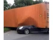 Cina, container distrugge automobile, donna illesa (Foto)