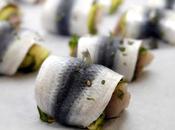 pesce azzurro cotto forno: spiedini arrotolati alacce verdure grigliate, foglie grana padano erbette profumate