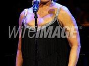 Shirley bassey palco lady gaga sting diventa drag queen