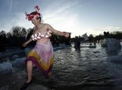 Foto giorno gennaio 2011 mascherati buttano lago ghiacciato