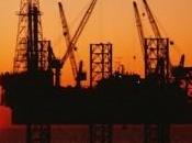 Estrarre petrolio mare aperto