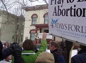 manifesti contro l’aborto finisci accoltellato