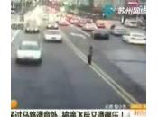 Cina, donna travolta volte macchine corsa: illesa (Video)