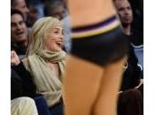 Sharon Stone scatenata alla partita basket: rossetto finisce denti