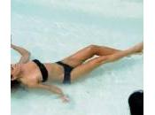 Michelle Bridges, foto bikini nella piscina ghiacciata