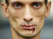 Pyotr Pavlensky s’inchioda testicoli Piazza Rossa protestare contro Cremlino