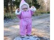 Bambina cammina ghiaccio, cade rialza (Video)