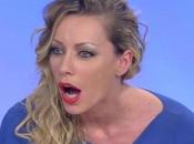 Raffaella Fico contro Karina Cascella: pronto soccorso giochini erotici
