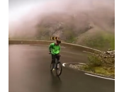 Eskil Ronningsbakken bicicletta km/h contrario (video)