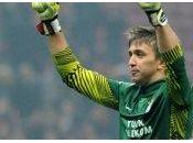 [FOTO] Muslera sbeffeggia Juve, scoppia polemica