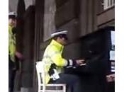 Poliziotto suona pianoforte piazza Praga: milione clic (Video)
