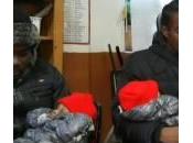 Usa, postino afferra volo gemelli mesi lanciati edificio fiamme