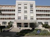 Proteste Monaldi, manifestante minaccia lanciarsi vuoto