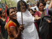 India: ragazza ventenne “condannata” stupro gruppo. arrestati