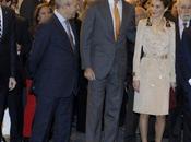 Letizia Ortiz sorprende all'inaugurazione ARCO 2014, trench-gioiello scarpe rosse