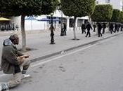 POLIZIA TUNISINA SPARA LACRIMOGENI DISPERDERE MANIFESTANTI. TUNISI ANCORA CAOS