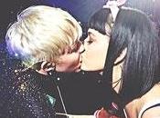 Katy Perry bacia sulle labbra Miley Cyrus come canzone