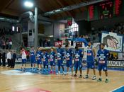 Anche basket salva. Prima cori Vesuvio scene guerriglia