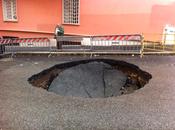 Revoltella Monteverde. Durante grandi piogge creata voragine, nessuno aggiusta, l'Ama passare, tolgono cassonetti, quartiere riempie monnezza