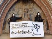 femministe incatenate alla Cattedrale Mare Barcellona, contro nuova legge dell'aborto