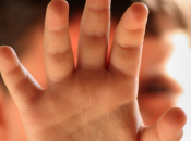 Viterbo, picchiava minacciava alunni asilo: maestra arrestata